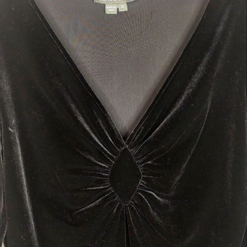 Kelly and Diane Black Velour Long Sleeve Vneck Top size Medium - Picture 3 of 9